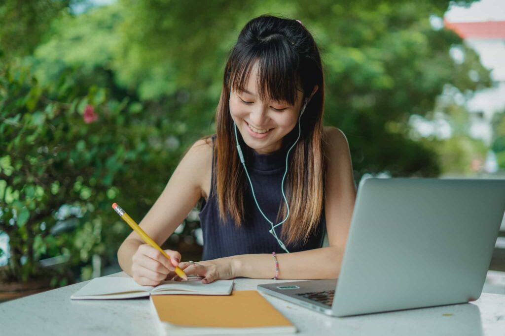 voi-mot-chiec-laptop-hay-smartphone-de-dang-tham-giakhoa-hoc-tieng-nhat-online