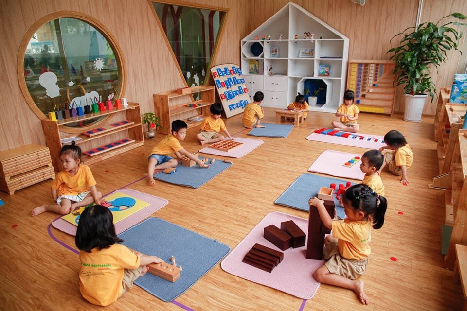 phuong-phap-hoc-montessori-giup-be-phat-trien-tu-duy-toan-dien