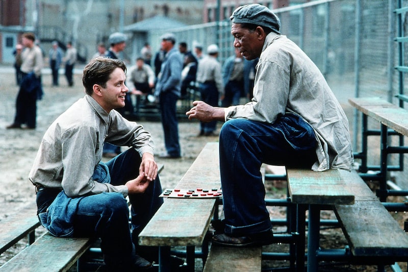 su-hoi-hop-trong-tung-canh-phim-se-khien-ban-khong-the-roi-mat-khoi-the-shawshank-redemption