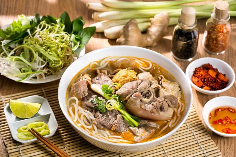 bun-bo-hue-cai-ten-noi-tieng-khi-nhac-den-am-thuc-xu-hue