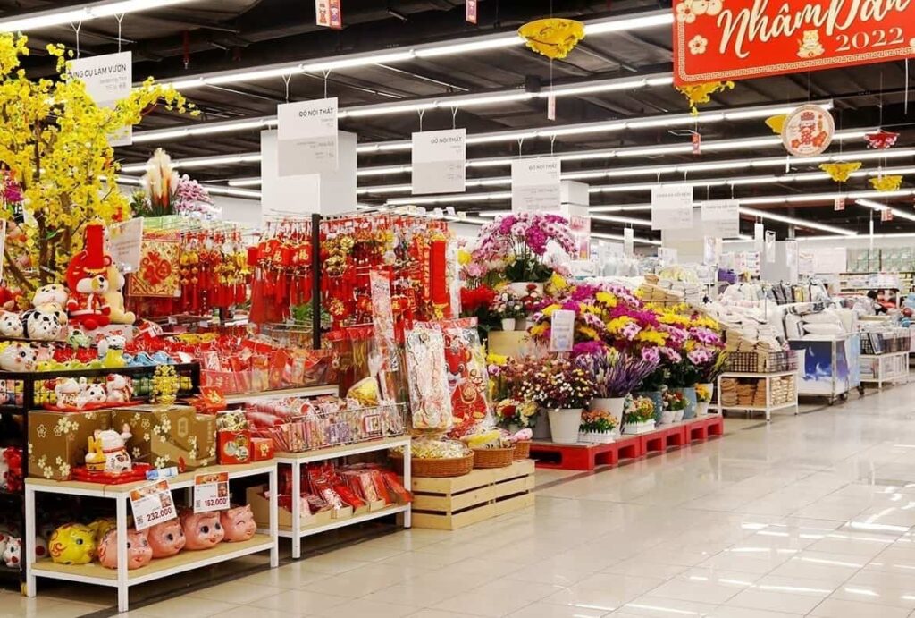 lotte-mart-thuong-trung-bay-nhung-mon-do-tet-day-mau-sac